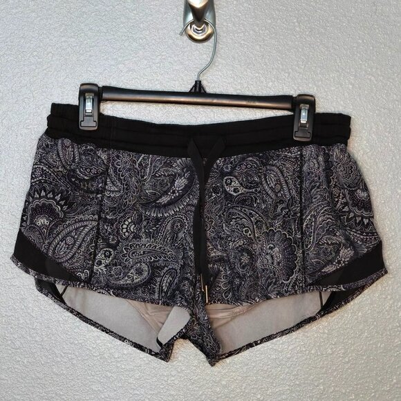 Lululemon Hotty Hot Short 2.5" inseam - 10 Mini Antique Paisley White Black - Picture 3 of 6